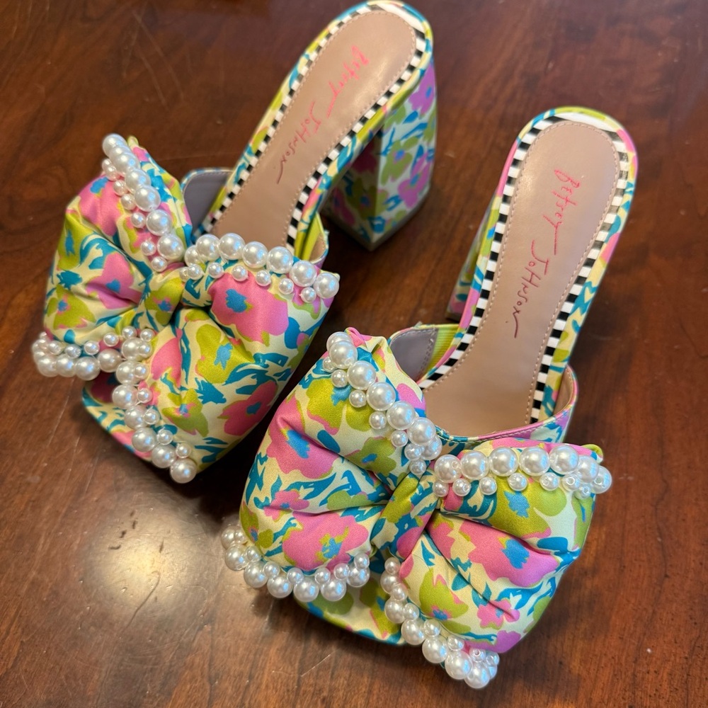 Betsey Johnson Multicolor Pearl Bow Heels NWOT